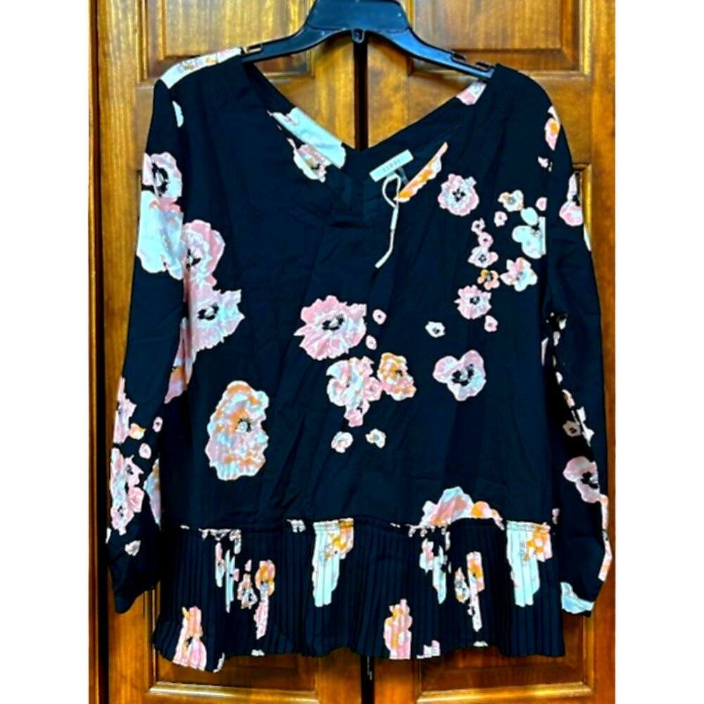 Sioni Large Black and Floral Short Top W/ Pleated Bottom Edges
